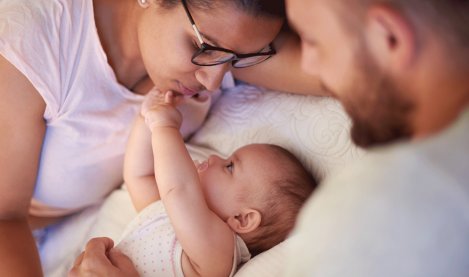 bebe con su familia